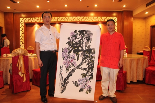 莆籍名家郑盛龙在京办画展  向基金会捐赠“紫藤”