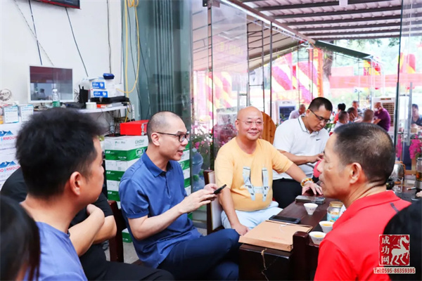 总商会常务副会长王忝茗一行慰问奥运冠军李发彬,黄东萍家人