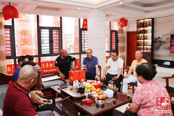 总商会常务副会长王忝茗一行慰问奥运冠军李发彬,黄东萍家人